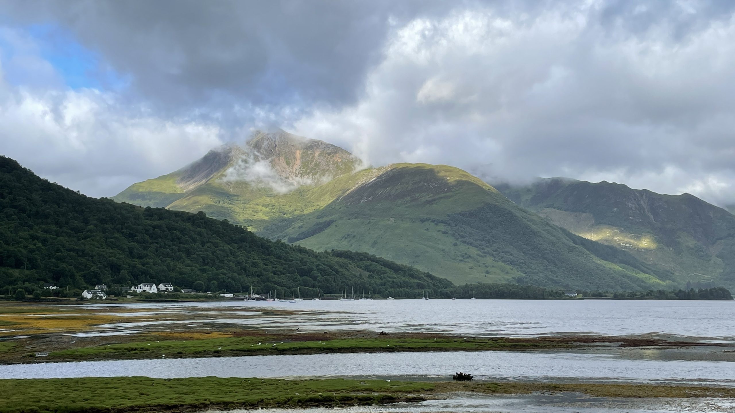 Blick vom Loch Leven zum Garbh Bheinn