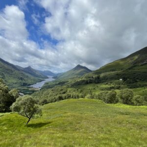 Sonniger Blick auf das Loch Leven