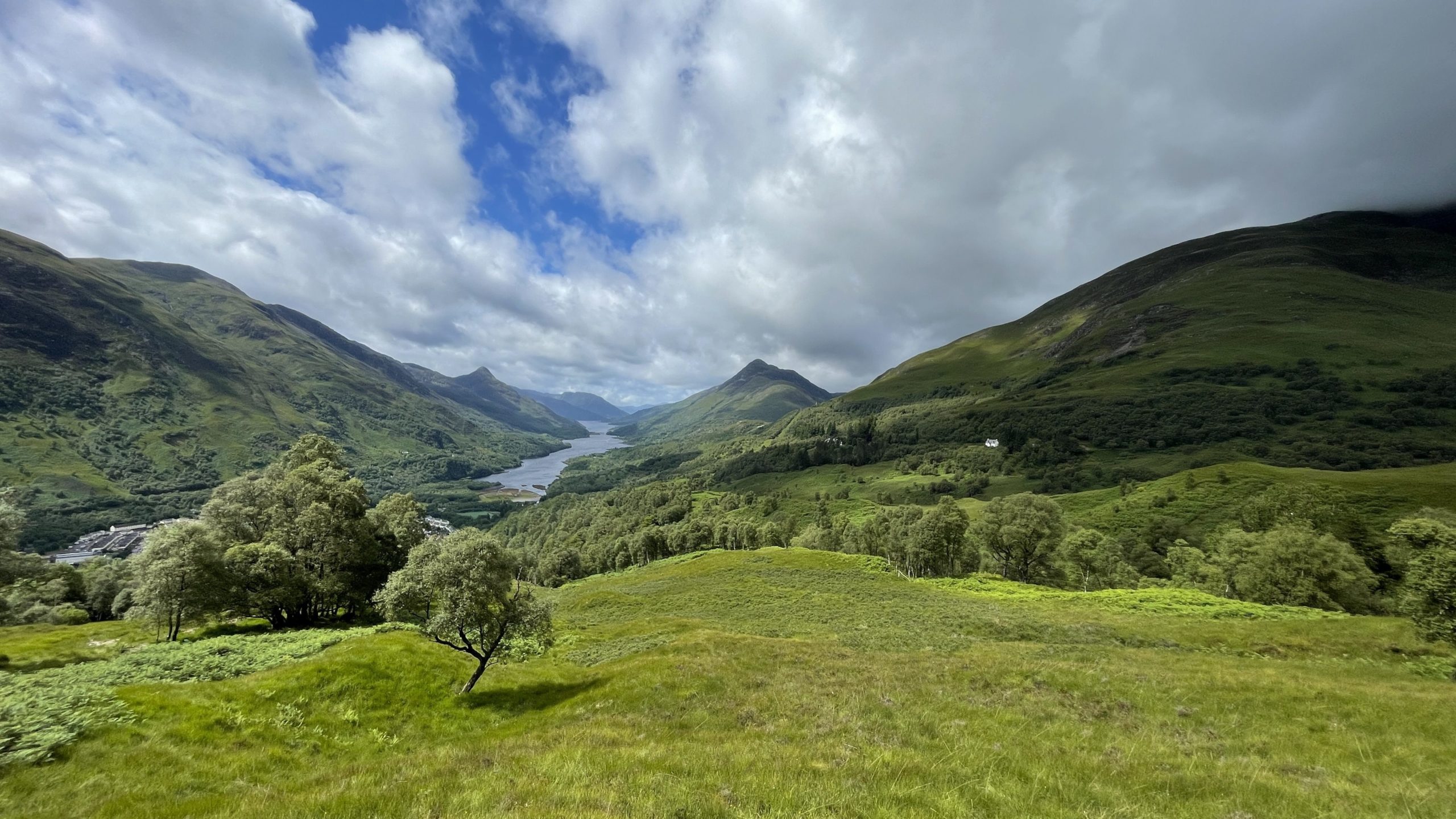 Sonniger Blick auf das Loch Leven