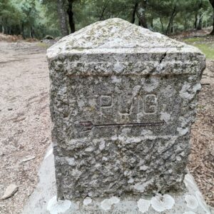 Steinerne Hinweispforte zum Puig Massanella