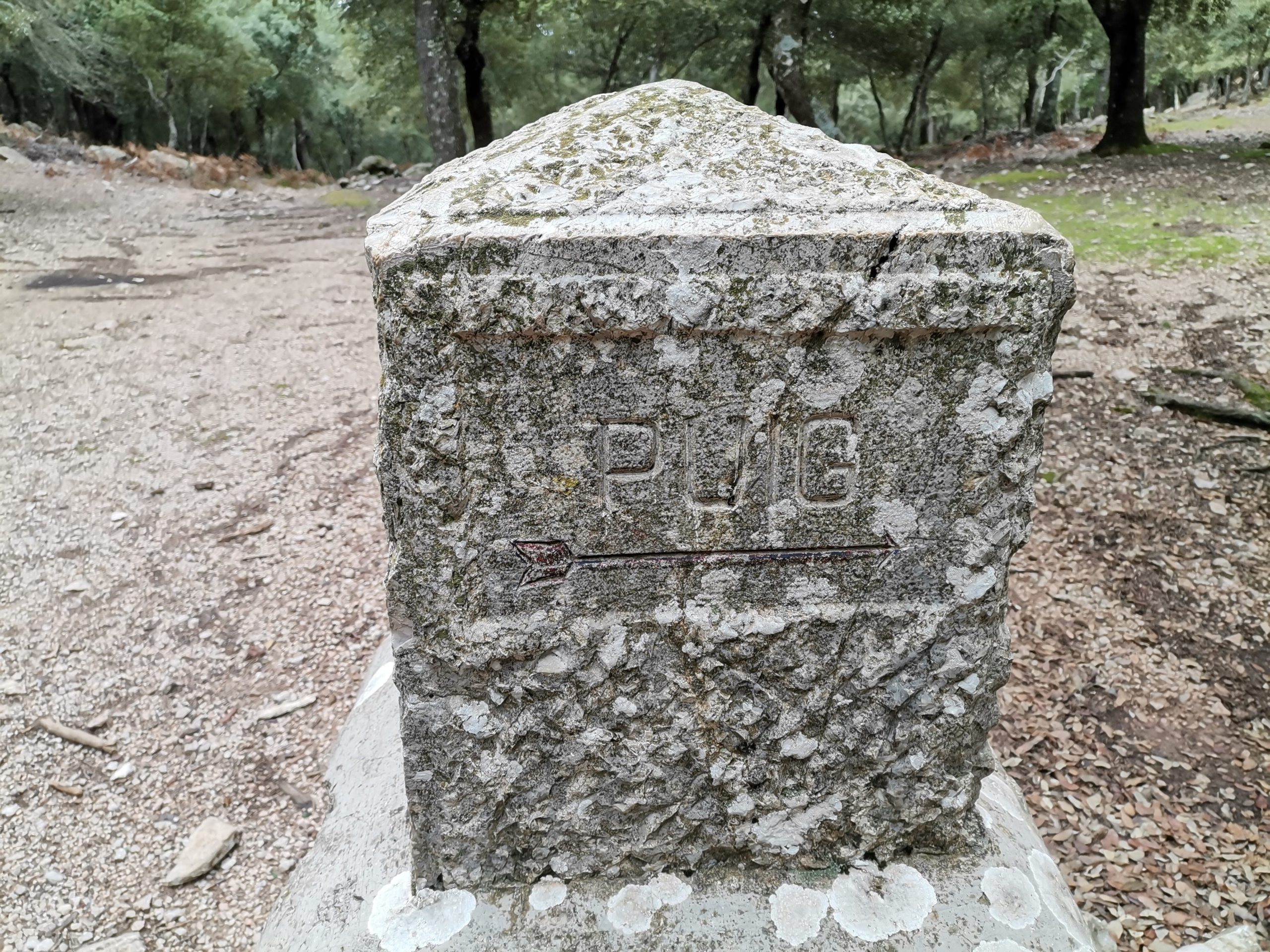 Steinerne Hinweispforte zum Puig Massanella