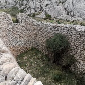 Eiskeller aus Trockenmauerwerk tief im Boden