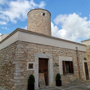 Inca ehemaliger Wasserturm mit Windrad