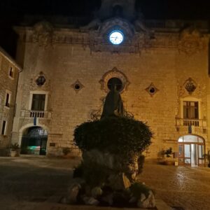 Sanctuari Lluc Innenhof mit Kirchenfront