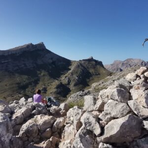 „Gipfelkreuz“ des Puig d'en Galileu und Blick auf den Puig Massanella