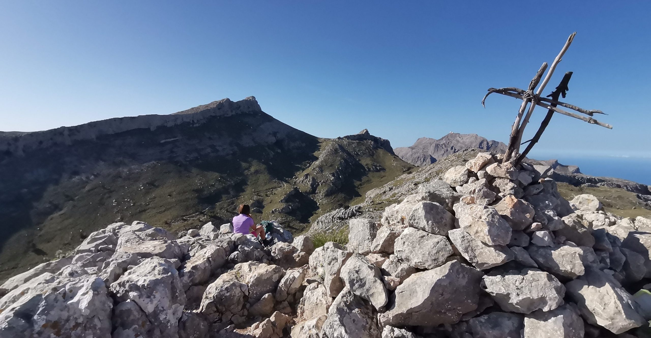 „Gipfelkreuz“ des Puig d'en Galileu und Blick auf den Puig Massanella