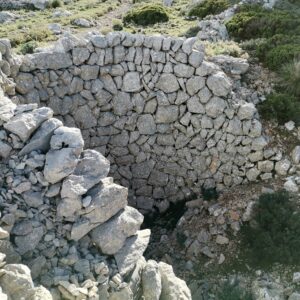Eiskeller auf dem Bergsattel auf Mallorca