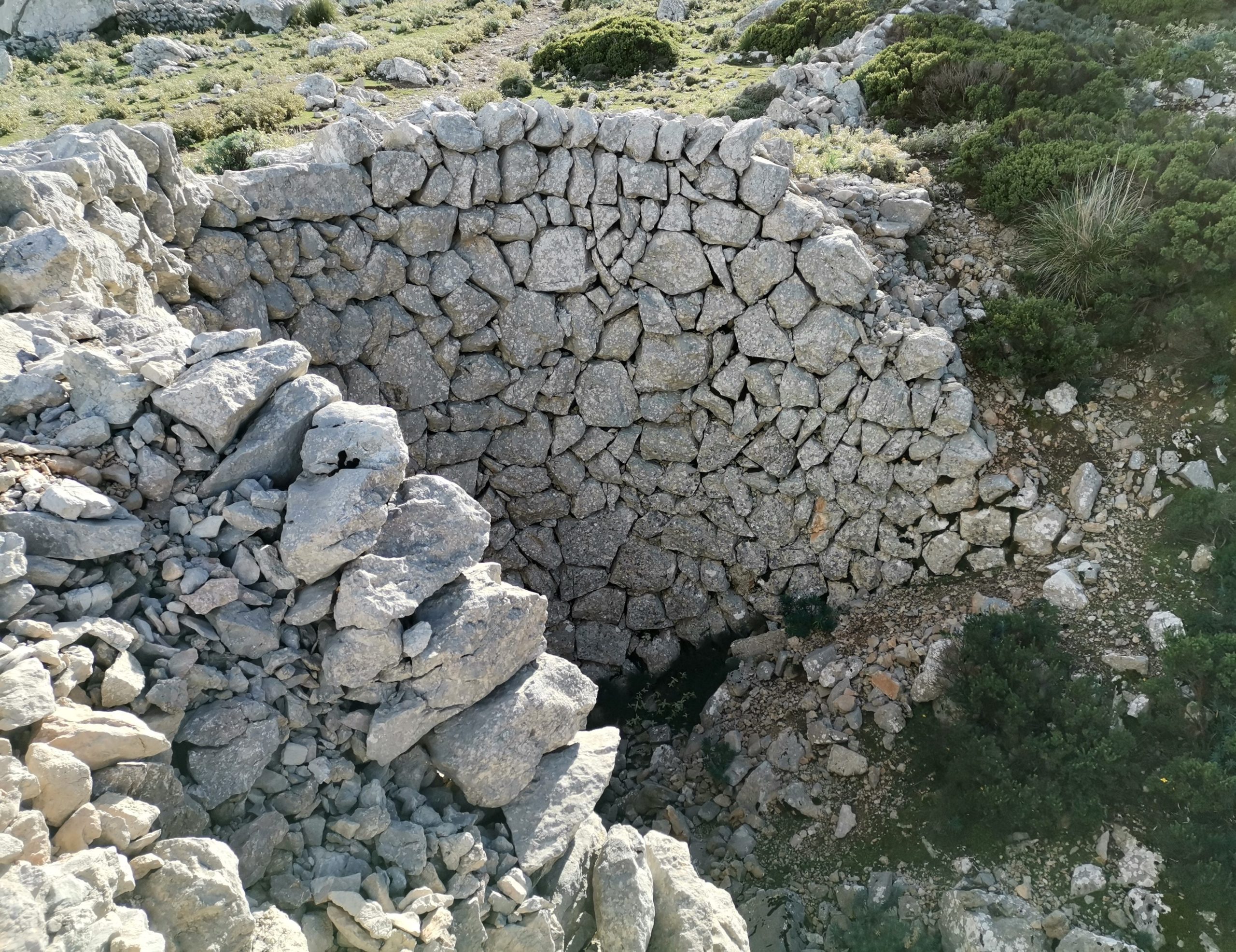 Eiskeller auf dem Bergsattel auf Mallorca