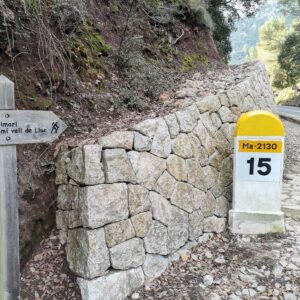 Wegweiser GR 222 nach Caimari