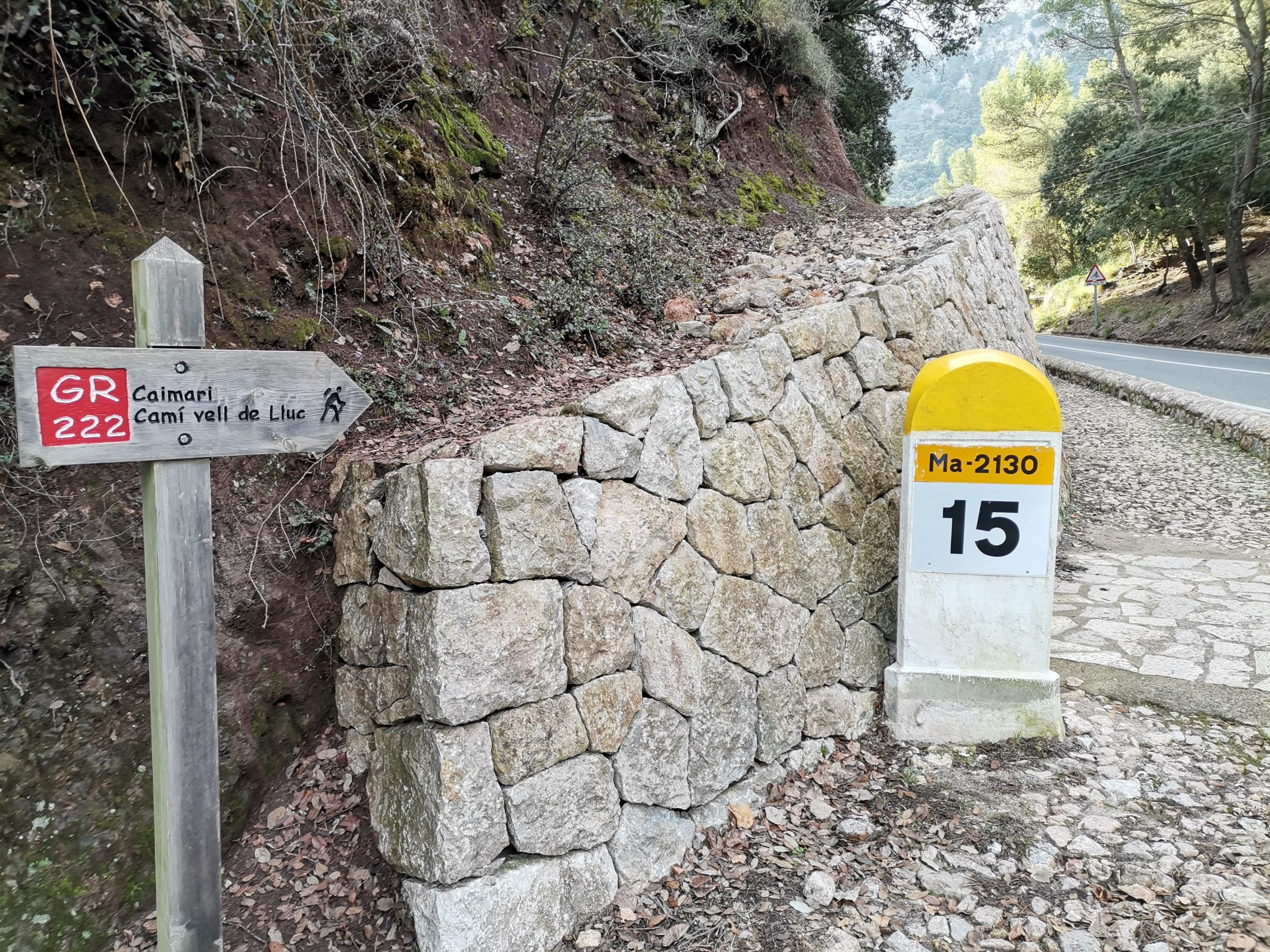 Wegweiser GR 222 nach Caimari
