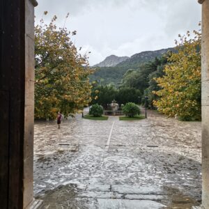 Morgens durch das Haupttor des Kloster Lluc