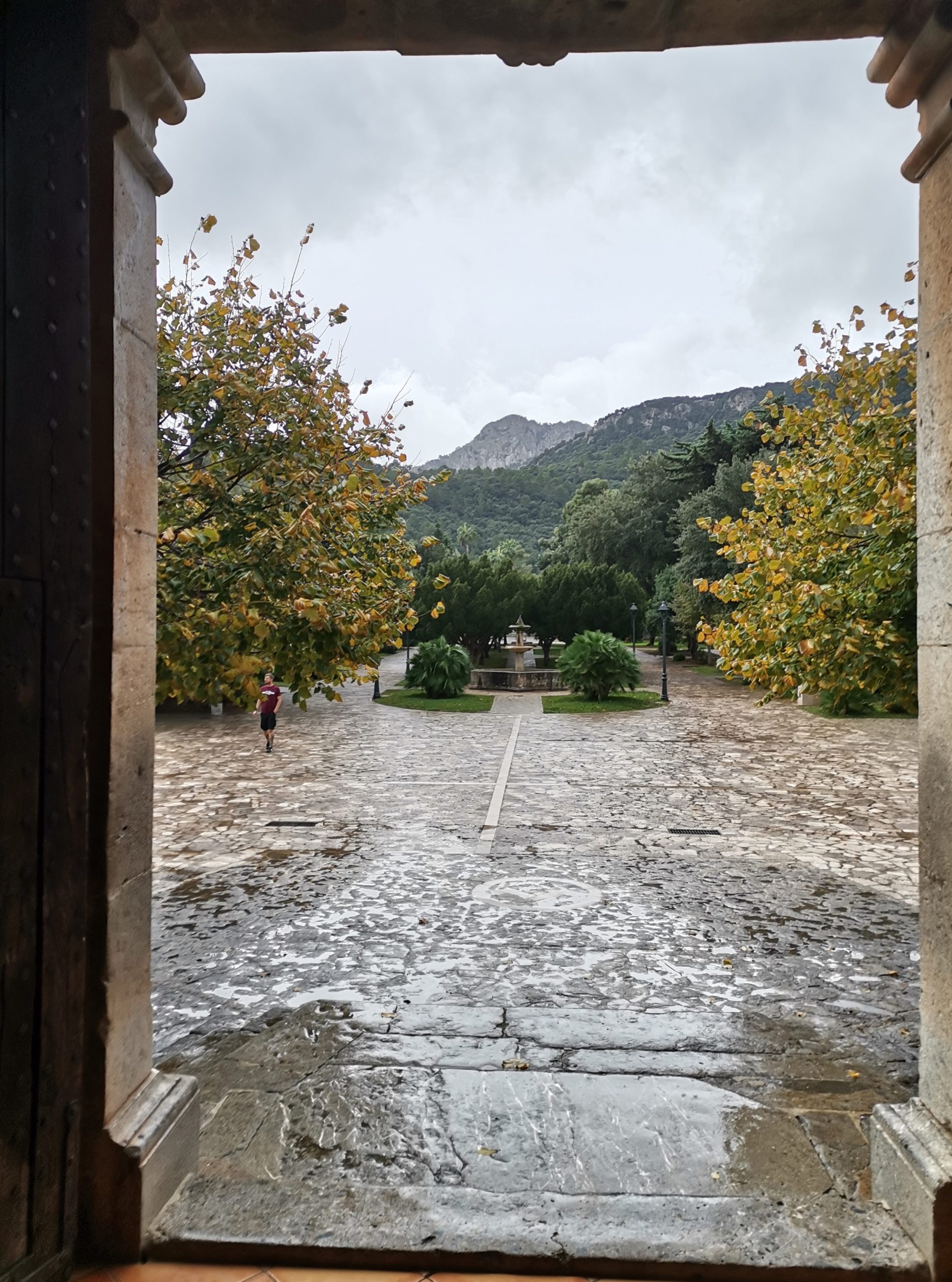 Morgens durch das Haupttor des Kloster Lluc