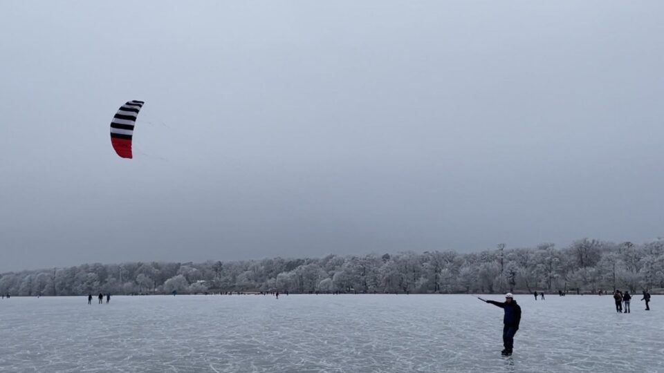 Eis skaten mit Kite auf dem Müggelsee