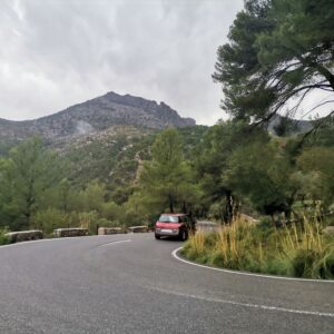 Wanderweg GR 222 nach Caimari kreuzt die Straße