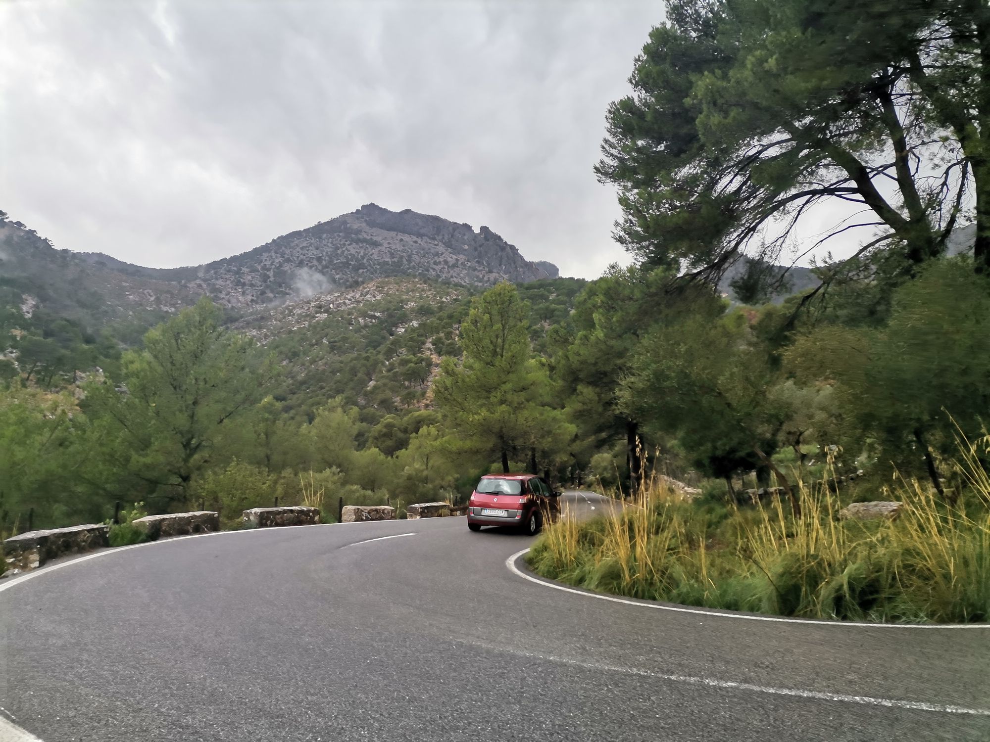 Wanderweg GR 222 nach Caimari kreuzt die Straße