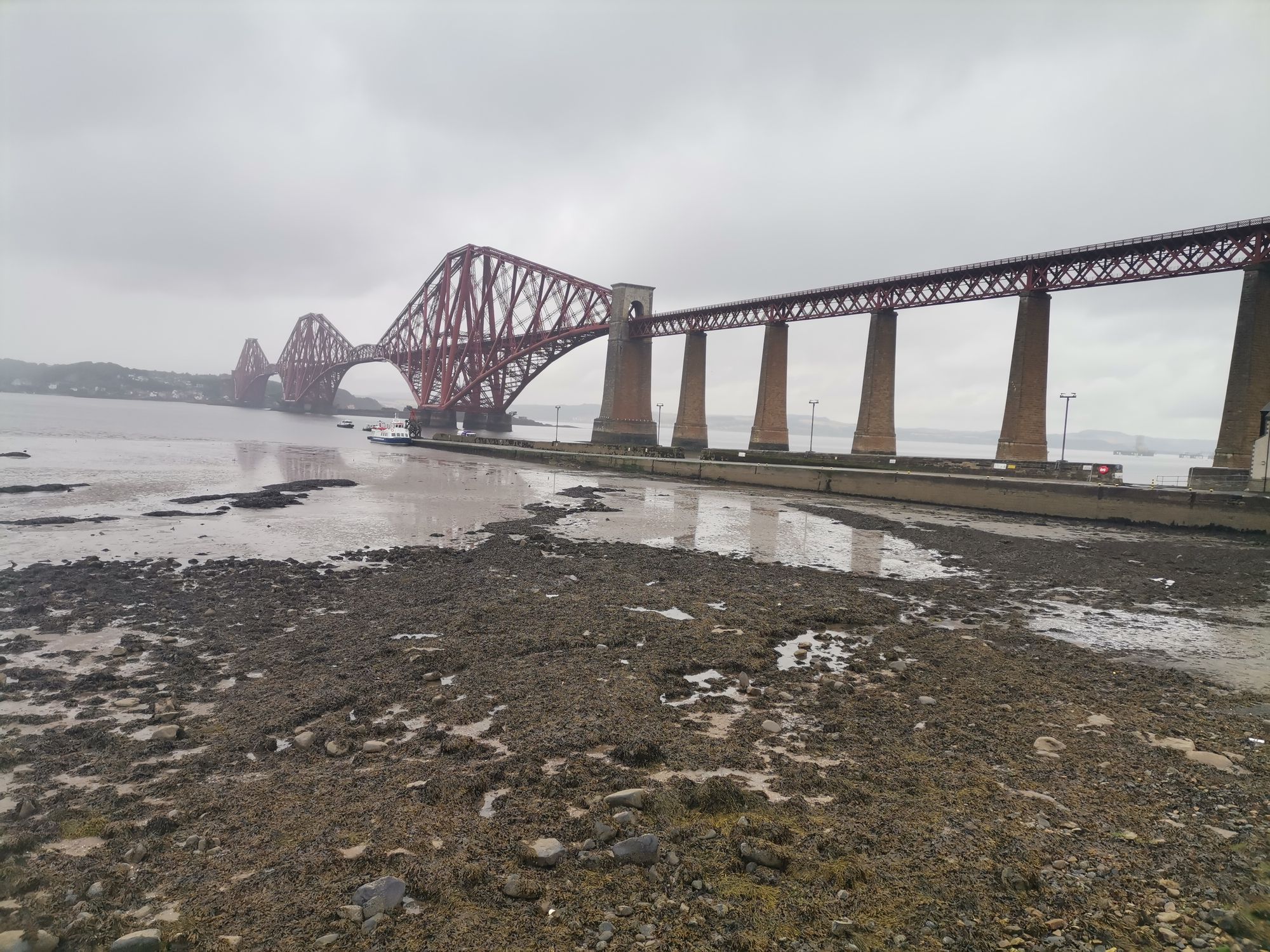 Bei Edinburgh City am Firth of forth Brücke im Morgennebel