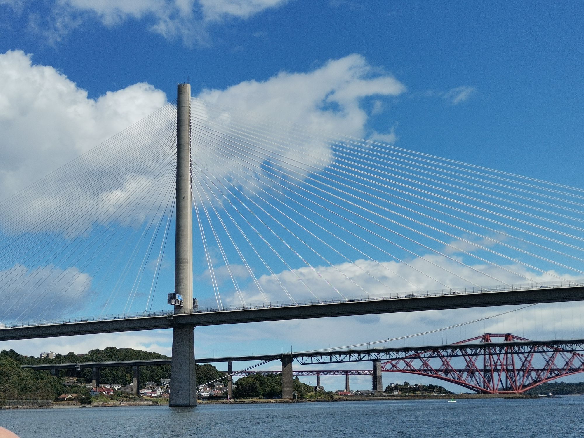 Bei Edinburgh City am Firth of Forth die drei Brücken