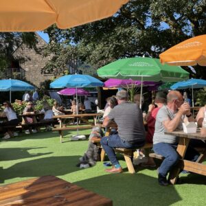 Inveraray Biergarten in der Sonne und warm!