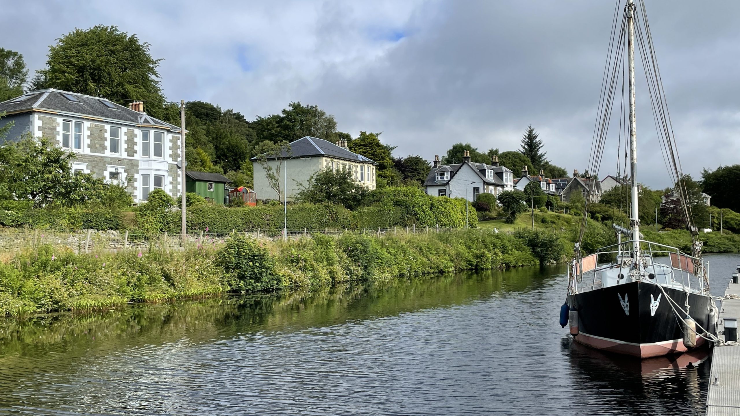 Häuser entlang dem Crinan Kanal
