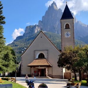 In Seis in Südtirol mit Blick zur Dorfkirche vor der Felswand des Schlern