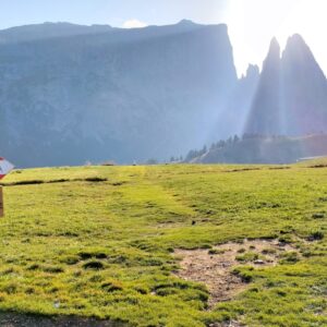 Seiser Alm mit der Abendsonne hinter der Schlern Wand