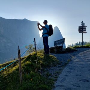 Seiser Alm Dirk vor der Abendsonne hinter der Schlern Wand