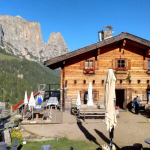 Saltner Hütte in der Morgensonne am Schlern auf der Seiser Alm Südtirol