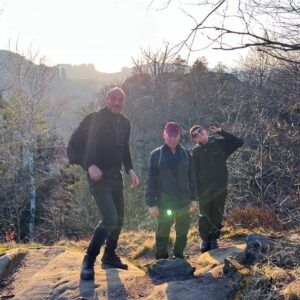 Die Wanderer im Gegenlicht