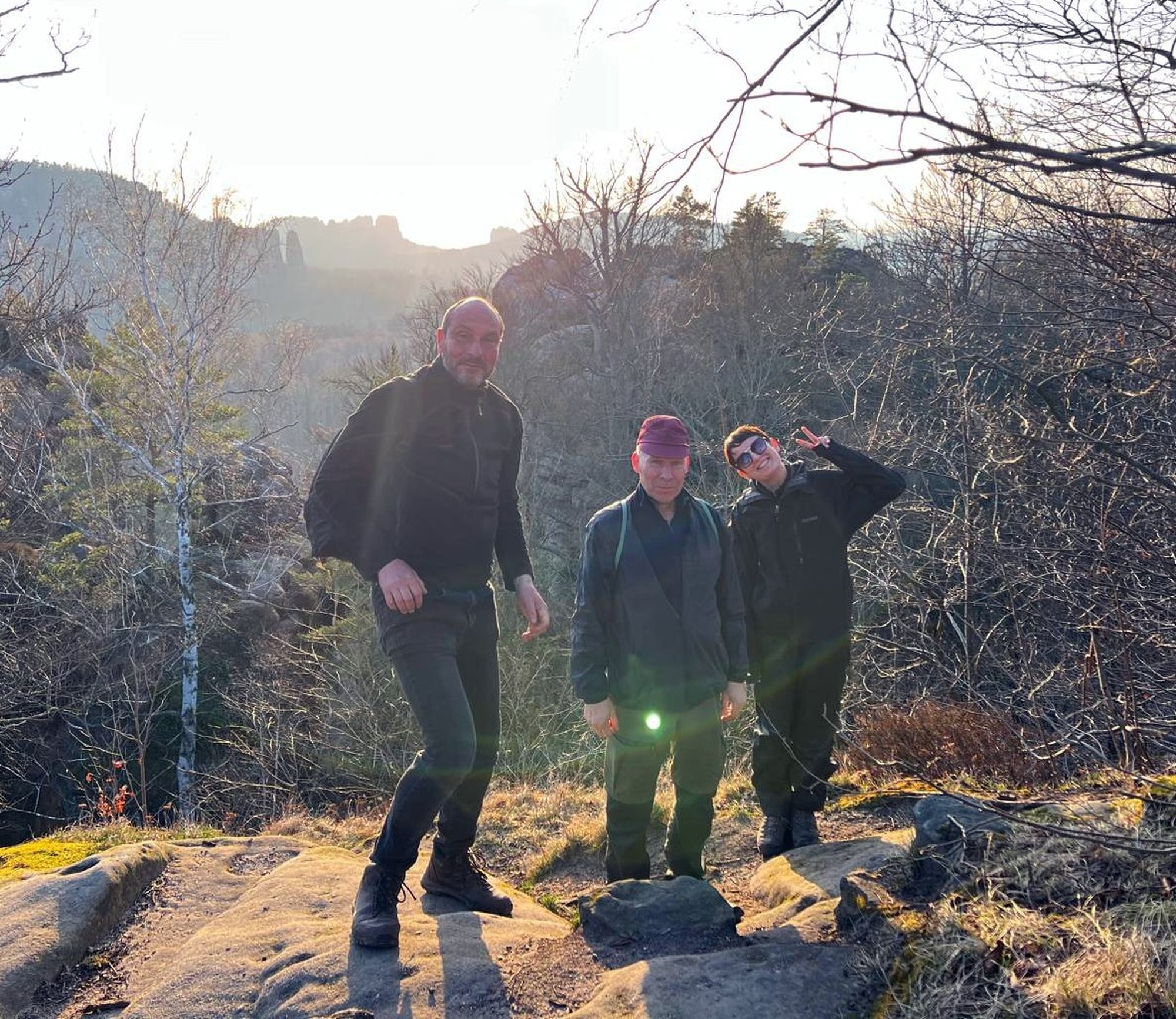 Die Wanderer im Gegenlicht